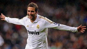 jrkan直播-德甲球队拍照穿搭风格及球员形象打造分析